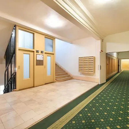 Location 4p - Champs-elysees * Paris